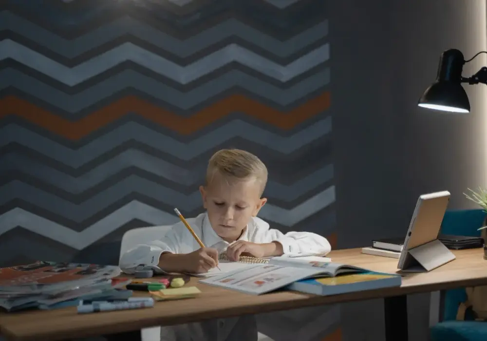 Jaka wysokość biurka dla dziecka? Uniknij problemów z postawą!