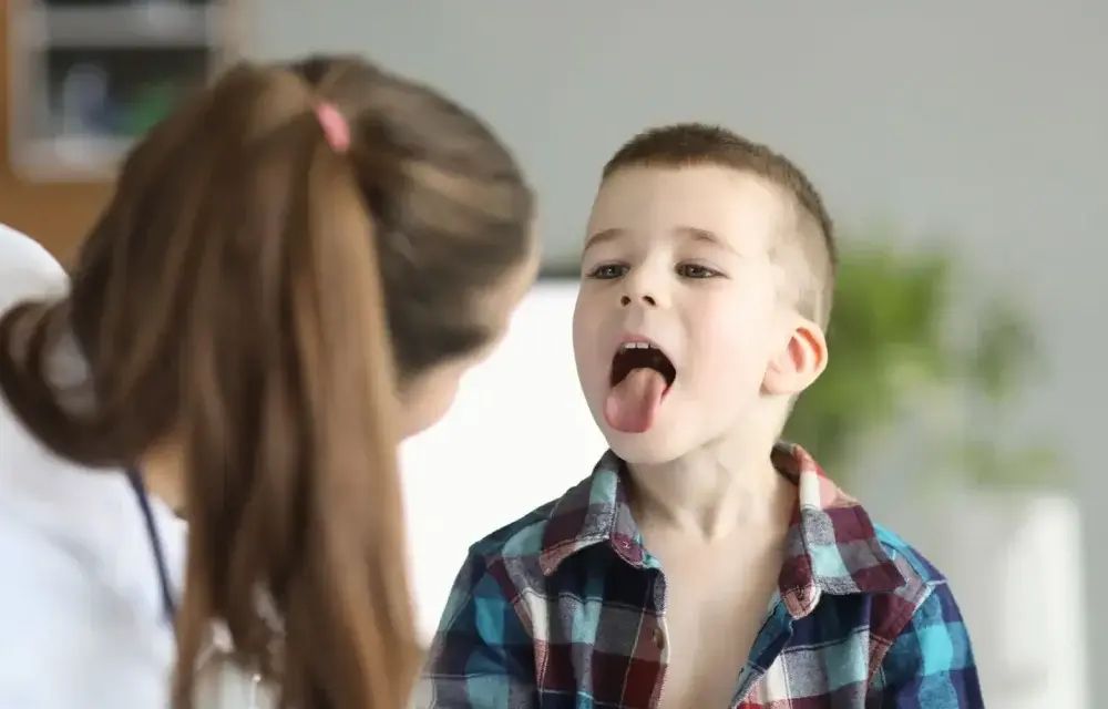 Jak leczyć zapalenie gardła u dziecka? Skuteczne metody i porady