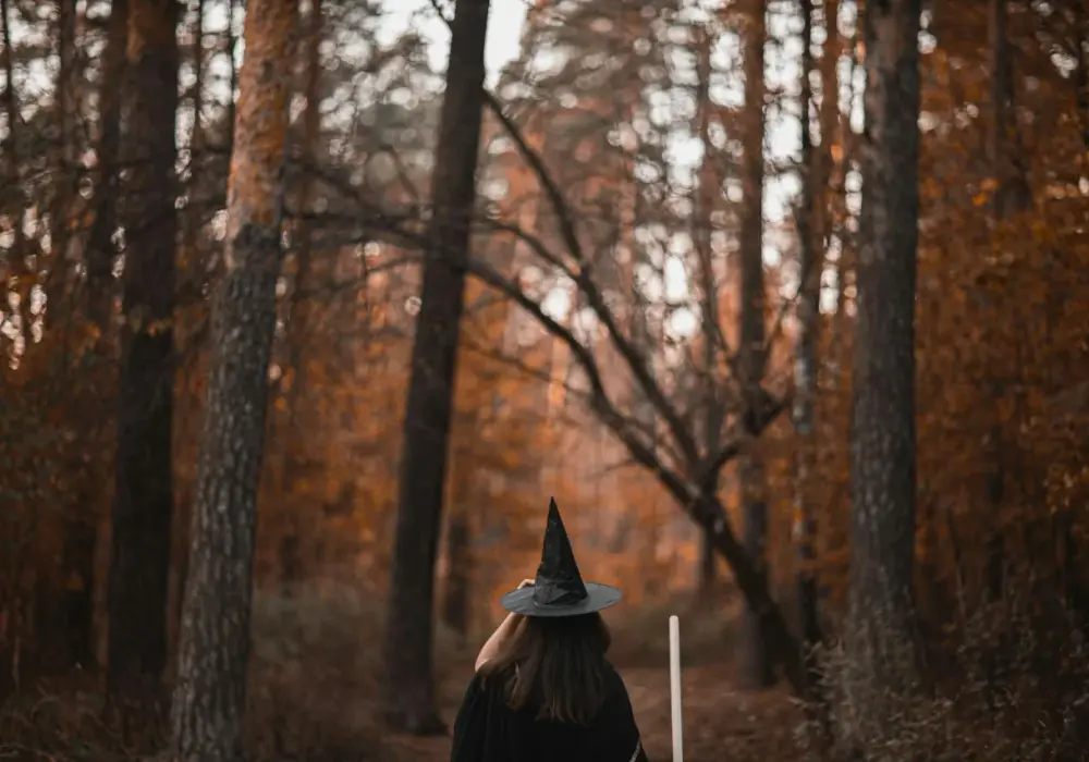 Strój na Halloween z tego, co masz w szafie: zainspiruj się czterema kultowymi postaciami