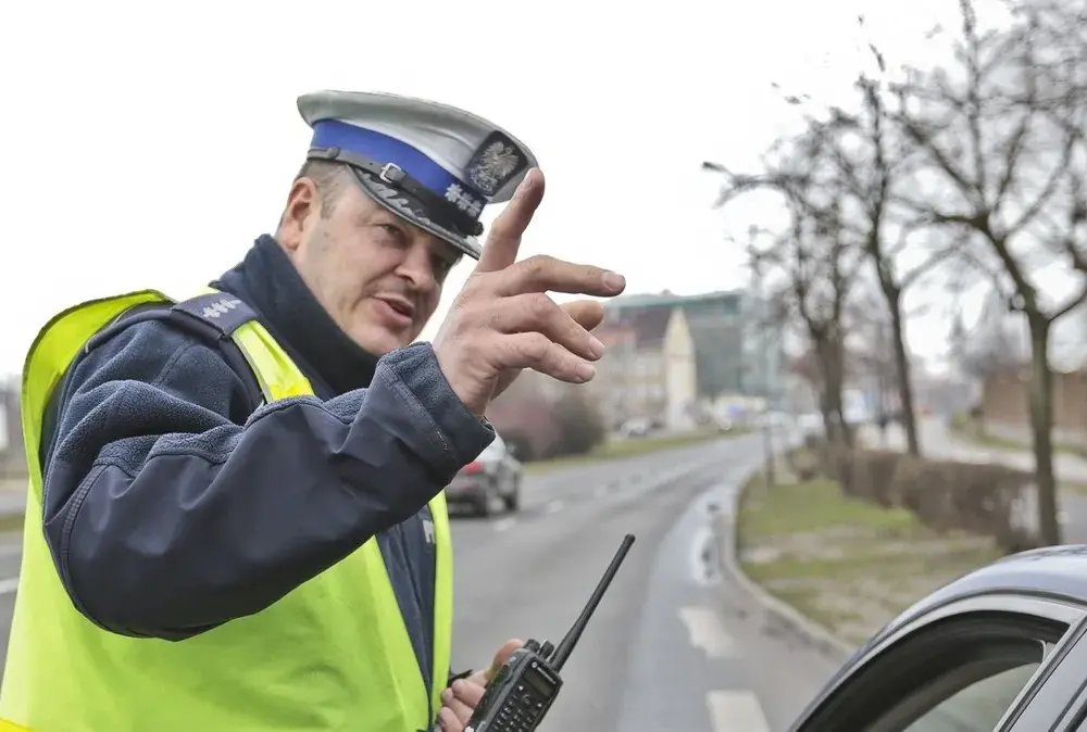 Białe czapki w policji – co oznaczają i jak wpływają na bezpieczeństwo?