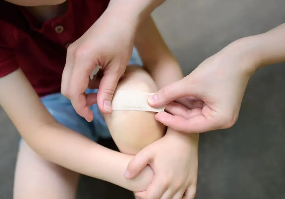 Jak bezboleśnie odkleić plaster u dziecka i uniknąć bólu?