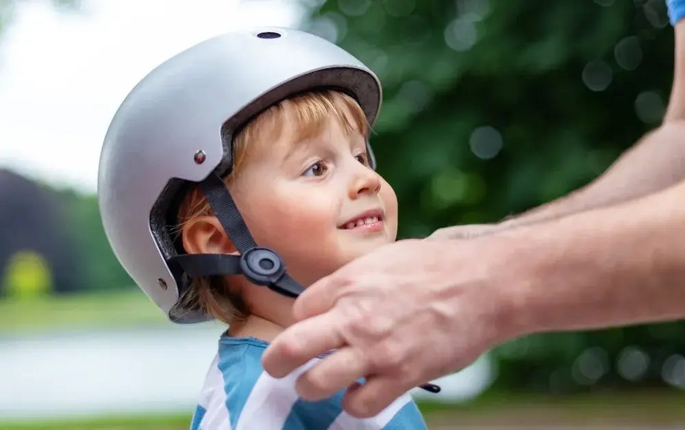 Kask jak czapka – czy to bezpieczne i modne rozwiązanie dla rowerzystów?