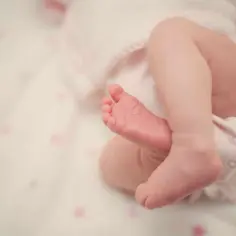 Dlaczego dziecko budzi się co godzinę i jak temu zaradzić