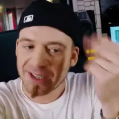 Jak wygląda Tomson bez czapki? Zobacz jego prawdziwy wizerunek bez nakrycia głowy