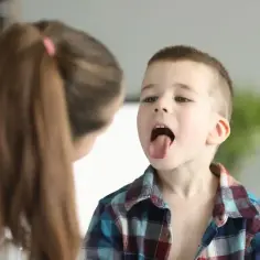 Jak leczyć zapalenie gardła u dziecka? Skuteczne metody i porady