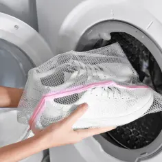 Jak prać buty bez ryzyka zniszczenia – porady dla każdego rodzaju materiału