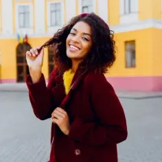 Jak dobrać idealną czapkę do bordowej kurtki? Modne porady i inspiracje