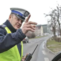 Białe czapki w policji – co oznaczają i jak wpływają na bezpieczeństwo?