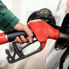 Jak skutecznie usunąć zapach ropy z ubrań – sprawdzone metody i porady