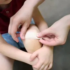 Jak bezboleśnie odkleić plaster u dziecka i uniknąć bólu?