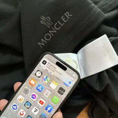 Czy czapka Moncler ma NFC? Odkryj, jak to wpływa na autentyczność