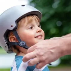 Kask jak czapka – czy to bezpieczne i modne rozwiązanie dla rowerzystów?