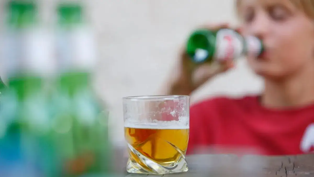 Zdjęcie Co zrobić gdy dziecko wraca pijane - jak zapewnić mu wsparcie?