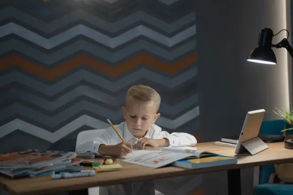 Jaka wysokość biurka dla dziecka? Uniknij problemów z postawą!