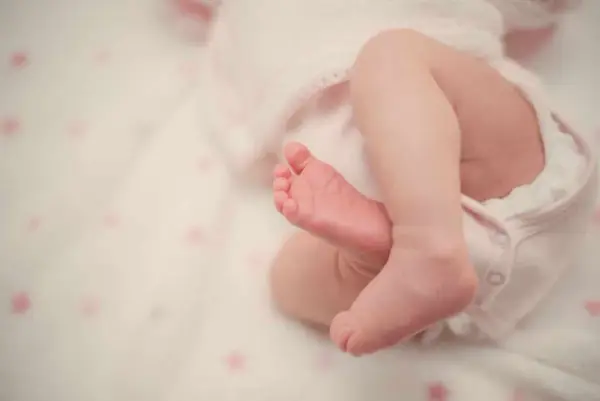 Dlaczego dziecko budzi się co godzinę i jak temu zaradzić