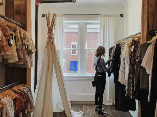 Gdzie kupić ubrania vintage? Odkryj najlepsze sklepy i trendy
