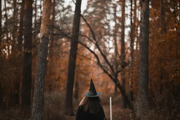 Strój na Halloween z tego, co masz w szafie: zainspiruj się czterema kultowymi postaciami