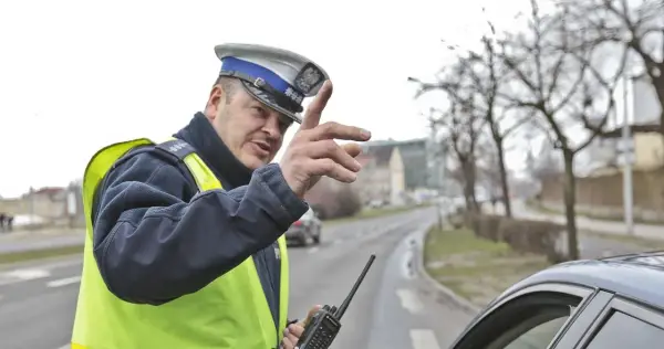 Białe czapki w policji – co oznaczają i jak wpływają na bezpieczeństwo?