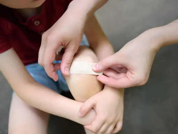 Jak bezboleśnie odkleić plaster u dziecka i uniknąć bólu?