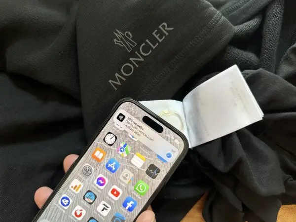 Czy czapka Moncler ma NFC? Odkryj, jak to wpływa na autentyczność